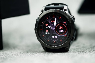 Bangkok, Tayland - 14 Ocak 2024: Garmin Epix Pro Gen 2, Sapphire Sürüm 47 mm 'de kırmızı kayma modunu gösteren akıllı saat üzerinde çok fonksiyonlu, akıllı bir yaşam tarzı