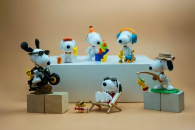 Bangkok, Tayland - 16 Şubat 2024: Pop Mart Snoopy 'den çok sayıda çok tatlı The Best Friends Figies oyuncağı. Tüm sette 9 tane kör kutu var.