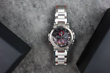 Bangkok, Tayland - 16 Şubat 2024: G-Shock bu saati günlük rutin olarak kullanan beyefendiler için zor bir izleme ve lüks. G-Shock MTG-B1000D-1ADR tasarımı paslanmaz çelik.