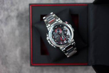 Bangkok, Tayland - 16 Şubat 2024: Casio G-Shock modeli MTG-B1000D-1ADR siyah ambalaj, lüks moda saatinde sergilenmektedir