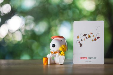 Bangkok, Tayland - 16 Şubat 2024: Snoopy Baseball takımı. Snoopy the Best Friends serisi figürleri, yaklaşık 10 cm boyunda..