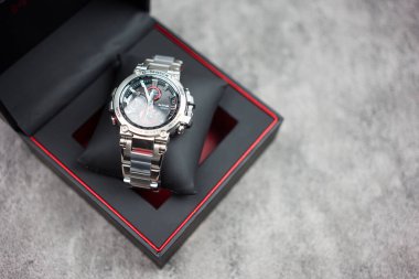 Bangkok, Tayland - 21 Şubat 2024: Casio G-Shock modeli MTG-B1000D-1ADR siyah ambalaj, lüks moda saatinde sergilenmektedir