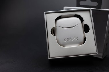 Bangkok, Tayland - 21 Şubat 2024: Kulaklıklar Defunc kablosuz kulaklıklar TRUE BASIC model şarj edilebilir. En yeni kablosuz kulaklıklar.