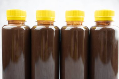 Şeffaf bir şişe çikolatalı süt ya da sarı kapaklı şeffaf bir şişe kakao sütü. Sağlıklı çikolata ve oldukça popüler bir ev al.