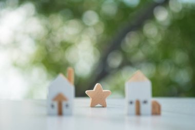 Ormandaki ahşap evde ahşap yıldız şekli. Emlak değerlendirmesi. Özellik değeri