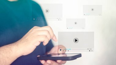 Ekrana dokunan adamın eli, akıllı telefonlarda çalma listesi medyasını dinliyor, teknoloji insanları. İnternette video yayını. Canlı video içeriği çevrimiçi yayın pazarlama kavramı.