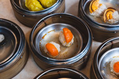 Bir restoranda, Asya yemeklerinde Dim Sum 'un varyasyonunu kapat.