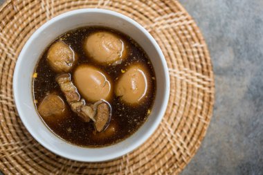 Kapalı yumurta ve siyah tatlı soslu domuz eti geleneksel ve popüler Tayland yemeği.