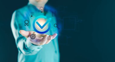 Kalite yönetimi ve iş çalışma konseptinin standart kontrolü, erkekler standart kalite kontrolü gösteriyor, ISO sertifika ikonu artan ürün ve iş geliştirme hedefi