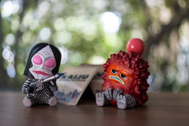 Bangkok, Tayland - 9 Mart 2024: Dada KAIJU ve Pogmon Sitting in a Row Series Figures, POPMART 'ın gizemli serisi. Kör kutu koleksiyon yapılabilir sevimli oyuncaklar