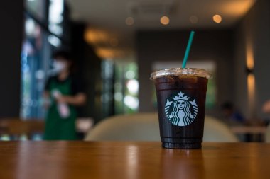 Bangkok, Tayland - 9 Mart 2024 Starbucks 'ta fotokopi alanı olan bir bardak buzlu Americano kapatıyoruz.