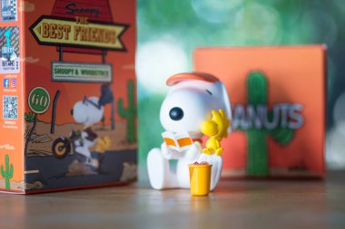 BANGKOK, THAILAND - 9 Mart 2024: Snoopy Baseball takımı. Snoopy the Best Friends serisi figürleri, yaklaşık 10 cm boyunda..