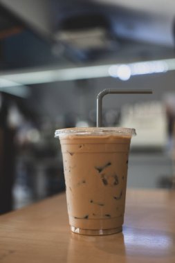 Plastik bardakta buzlu espresso kahve ya da kahve espresso.