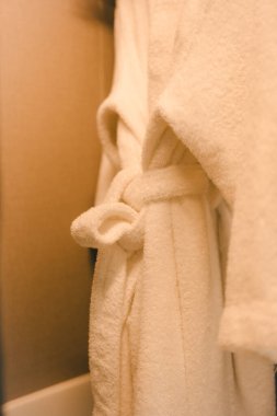 Taze beyaz bornozlar askıda asılı.