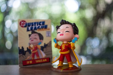 Bangkok, Tayland - 13 Mart 2024 Popmart 'tan Shazam karakterleri, bir kutu DC Adalet Ligi Çocukluk Serisi figürleri. Sanat oyuncakları Marka Markası