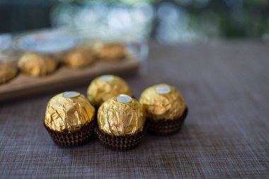 Bangkok, Tayland - 13 Mart 2024: Ferrero Rocher, çikolatalar gevrek gofret kabuğu ve altın kağıda sarılmış fındıklı çikolata