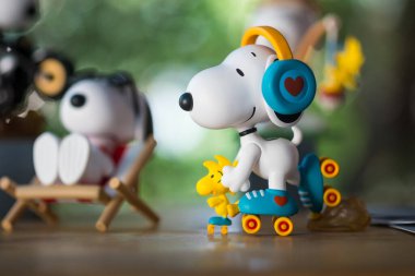 Bangkok, Tayland - 13 Mart 2024: Snoopy, Paten Oyuncak, Pop Mart 'tan şirin bir oyuncak En İyi Arkadaş serisi figürleri, yaklaşık 10 cm boyunda.