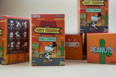 Bangkok, Tayland - 13 Mart 2024: Bir kutu Snoopy the Best Friends dizisi figürleri. Malzeme: PVC / ABS, yaklaşık 10 cm boyunda. Tüm sette 9 tane kör kutu var.