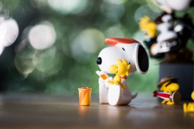 Bangkok, Tayland - 13 Mar 2024: Snoopy beyzbol takımı. Snoopy the Best Friends serisi figürleri, yaklaşık 10 cm boyunda..