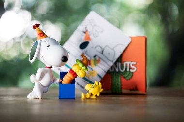 Bangkok, Tayland - 13 Mart 2024: Snoopy oyuncağı, Pop Mart 'taki kutuda Jack En İyi Arkadaş serisi figürleri, yaklaşık 10 cm boyunda.