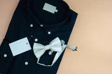 Siyah katlanmış erkek gömleği ve beyaz papyon etiketi. Moda markalaşma sahnesi