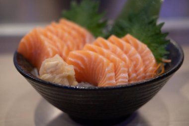 Mükemmel somon balığı sashimi eti. Japon yemeği tarzı. Kapat.