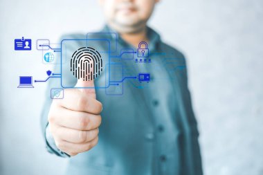 İş adamı kişisel bilgilere ulaşmak için parmak izi tanımlamasını kullanıyor. E-kyc konsepti (elektronik müşterinizi tanıma), biyometrik güvenlik, dijital siber suçlara karşı yenilik teknolojisi