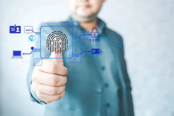 İş adamı kişisel bilgilere ulaşmak için parmak izi tanımlamasını kullanıyor. E-kyc konsepti (elektronik müşterinizi tanıma), biyometrik güvenlik, dijital siber suçlara karşı yenilik teknolojisi