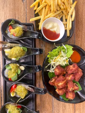 Tahta masadaki parti için bir sürü Tayland aperatifi