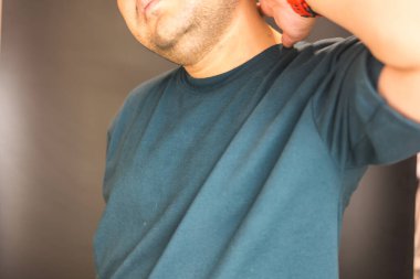 Boyun ağrısı çeken genç bir adam. Baş ağrısı. Sağlık, yaşam tarzı ve teknoloji kavramı