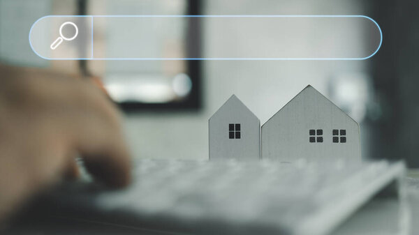 Hombre Que Utiliza Teclado Con Barra Búsqueda Blanco Modelo Casa — Foto de Stock