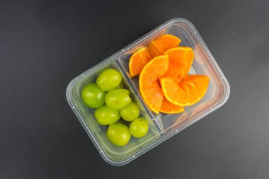 Pakette olgun turuncu ve yeşil üzümler var. Üst görünüm