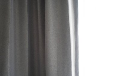 Pencerenin önünde gri perde, modern odanın önünde.