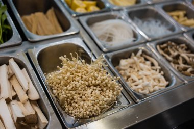 Açık büfe için çiğ altın iğne mantarı. Kapat.