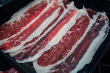 İnce dilimlenmiş et, Sukiyaki ya da Shabu Shabu.