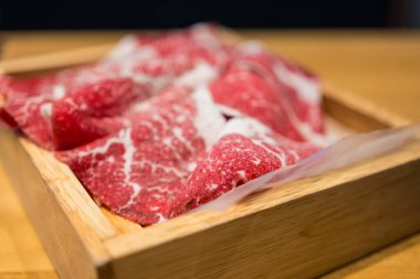 En iyi Japon eti dilimlenmiş wagyu mermer eti, yakından.