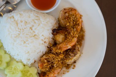 Kızarmış karides, sarımsaklı ve biberli pirinç, popüler Tayland yemeği.