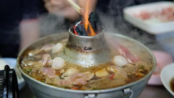 泰式不锈钢火锅 烤牛肉配小牛肉和火锅肉丸汤 — 图库视频影像