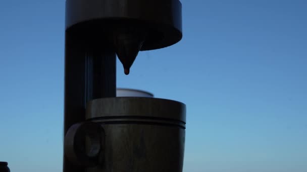 Καφές Στάζει Αργά Ένα Ξύλινο Κύπελλο Από Ένα Χειροκίνητο Μύλο — Αρχείο Βίντεο