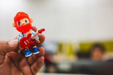 Bangkok, Tayland - 12 Nisan 2024: Çiftçi Bob Retro Blind Box Serisi Finding Unicorn. Kaya Bukalemunu