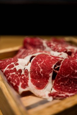 Sukiyaki ve Shabu veya Yakiniku 'ya taze et dilimi servis edildi.