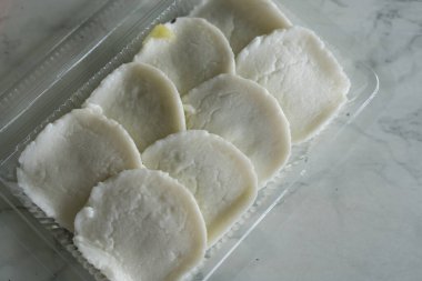 Hindistan cevizli tatlı, sütlü muhallebi ya da küçük boy Khanom Thuai. Buharda pişmiş pandan ve hindistan cevizli süt keki. Pirinç unundan yapılmış. Hindistan cevizi ya da hindistan cevizi şekeri, hindistan cevizi sütü ve tuz. Adı Kanom Tuay.