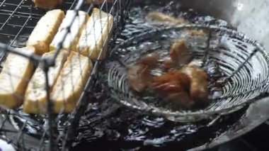 Kızgın yağda kızartılmış soya peynirine yaklaş..