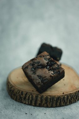 Çikolatalı kek% 100 çikolatadan yapılmış ve içinde çikolata parçacıklı. Kapat.