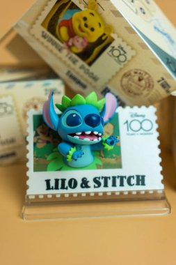 Bangkok, Tayland - 1 Mayıs 2024: MINISO Disney 100 yıllık Wonder Retro Serisi Kör Kutu Figürü, Lilo ve Dikiş