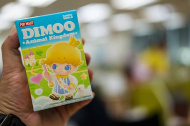 Samut Prakan, Tayland - 1 Mayıs 2024: Bir kutu DIMOO Hayvan Krallığı Rakamları POP MART
