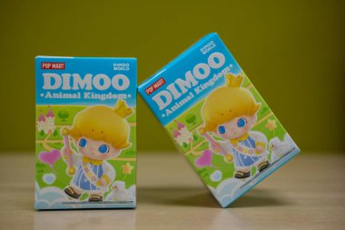 Samut Prakan, Tayland - 1 Mayıs 2024: Bir kutu DIMOO Hayvan Krallığı Rakamları POP MART