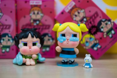 Bangkok, Tayland - 1 Mayıs 2024: Pop Mart 'tan toplanabilir oyuncak koleksiyonundan Power Puff Girls koleksiyonuyla sanat oyuncakları sulugöz işbirliği. Uykulu düğün çiçekleri ve kabarcıklar