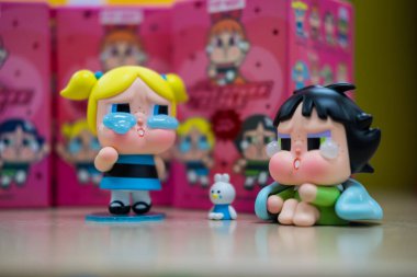Bangkok, Tayland - 4 Mayıs 2024: Pop Mart 'tan toplanabilir oyuncak koleksiyonundan Power Puff Girls koleksiyonuyla sanat oyuncakları sulugöz işbirliği. Uykulu düğün çiçekleri ve kabarcıklar