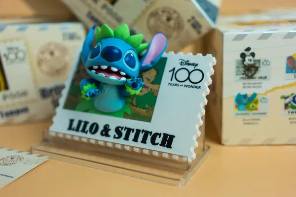 Bangkok, Tayland - 4 Mayıs 2024: MINISO Disney 'in 100 yıllık Wonder Retro Serisi Kör Kutu Figürü. Şirin oyuncak.